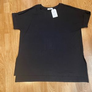Zenana black T-shirt with folded sleeves and slit on sides